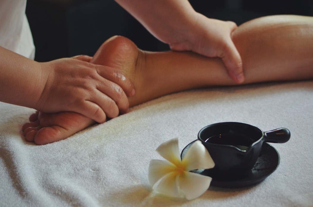 the-therapist-doing-foot-massage-in-spa-treatment-room_t20_LQj4Lo